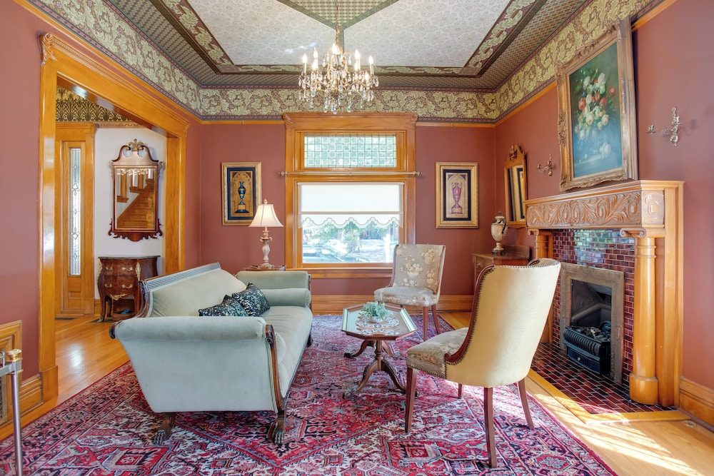 Victorian-style Cheesman Park Apt - 2 Mi to Dtwn