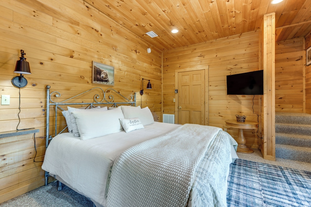 Smoky Mtn Escape w/ Hot Tub: 4 Mi to Gatlinburg!