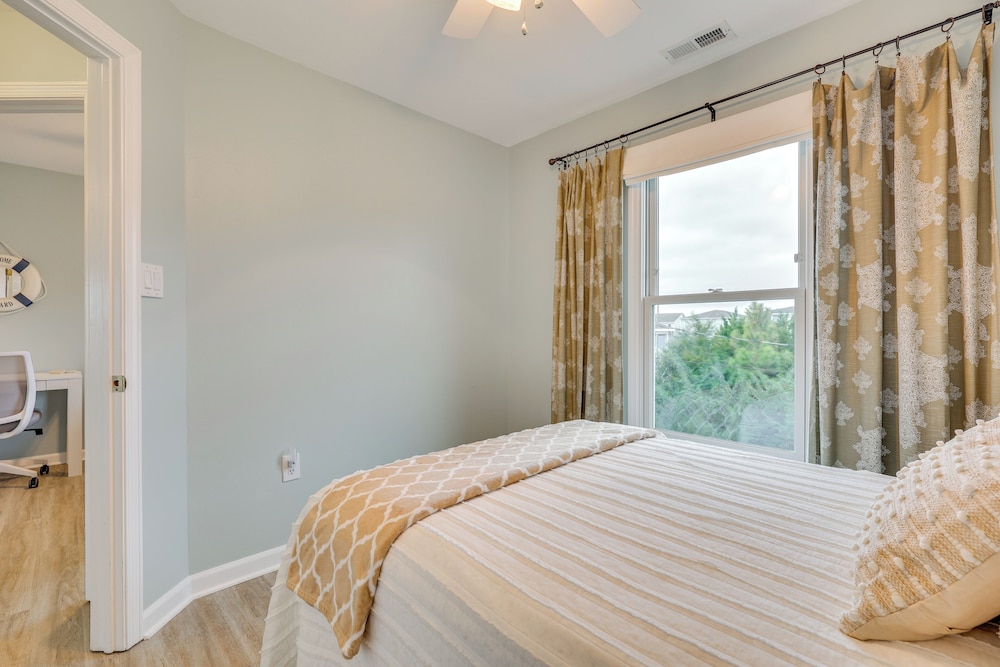 Walk to Shore: Multi-deck Townhome in Kure Beach!