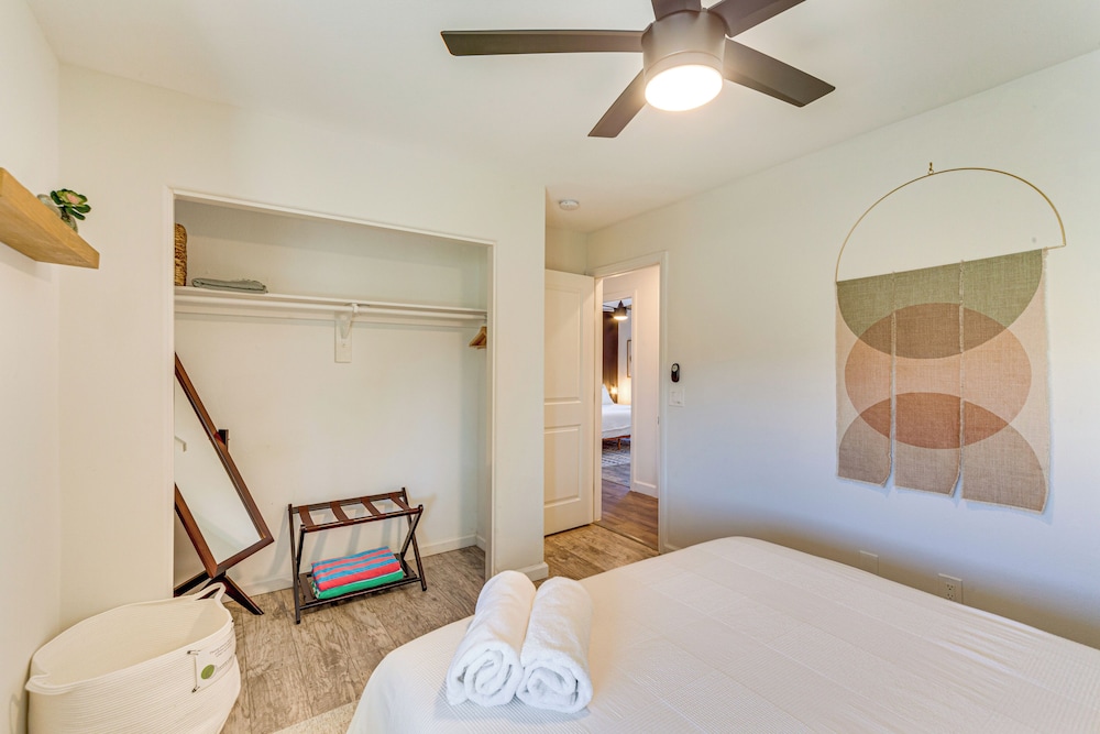 Hot Tub + Patio: Desert Getaway in Joshua Tree!
