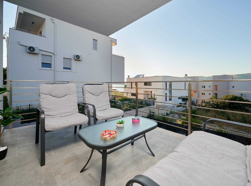 Exclusive Okrug Gornji Apartment With Shared Pool