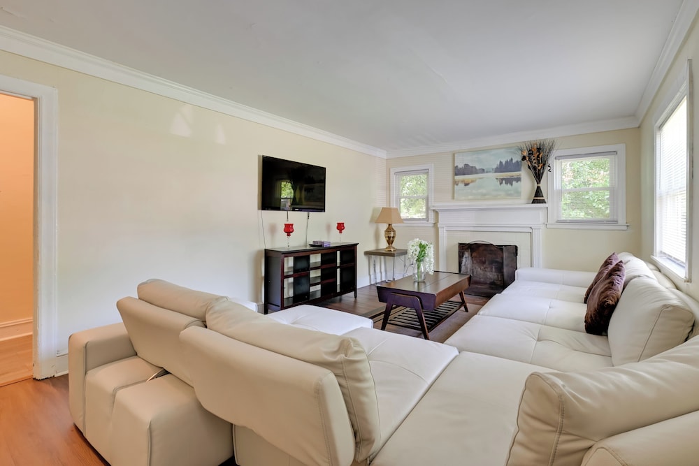 5 Mi to Uptown: Charlotte Hideaway w/ Yard