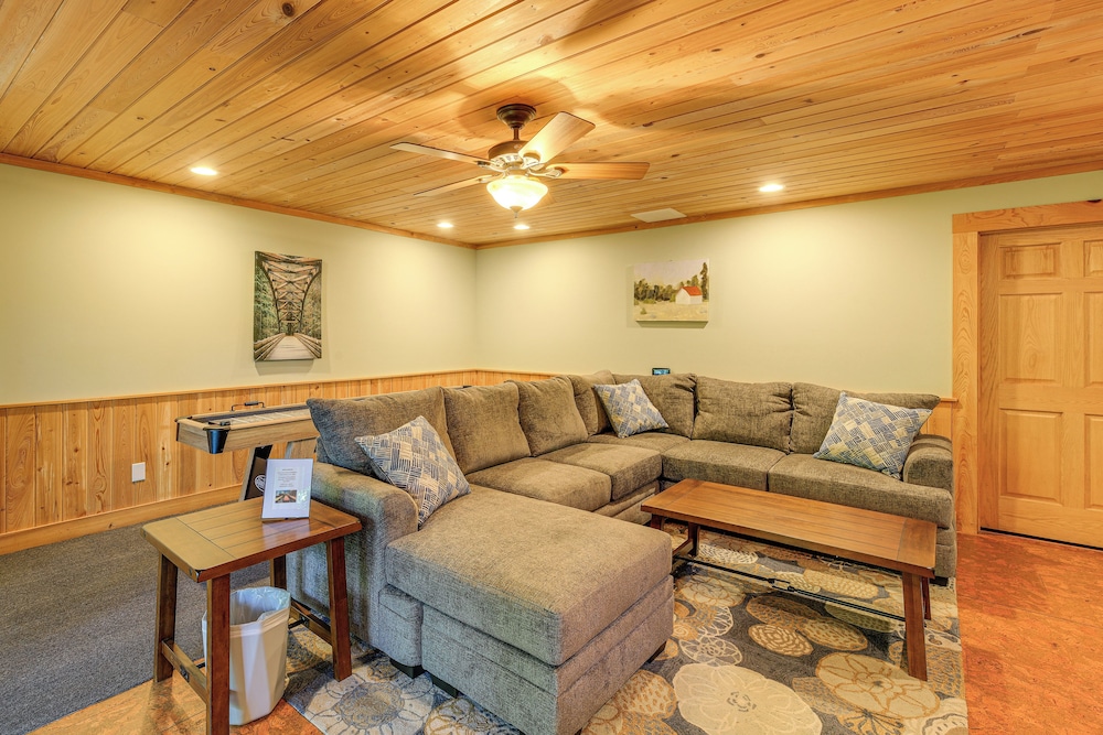 Near Boone-custom Built Cabin: 3 BR 3 BA W/hot Tub
