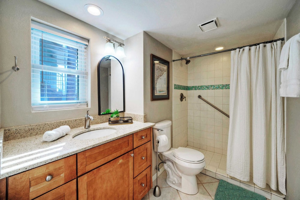 Sleeps 26 3 Island Retreat Condos w/ Beach Access, 2 Pools, Pickleball, Views