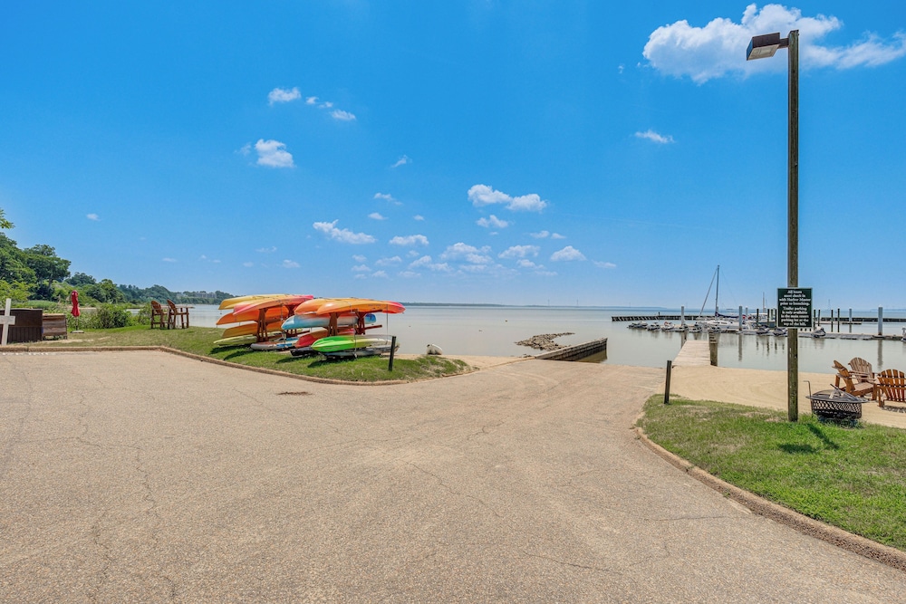 Resort Condo w/ Marina Access in Williamsburg!