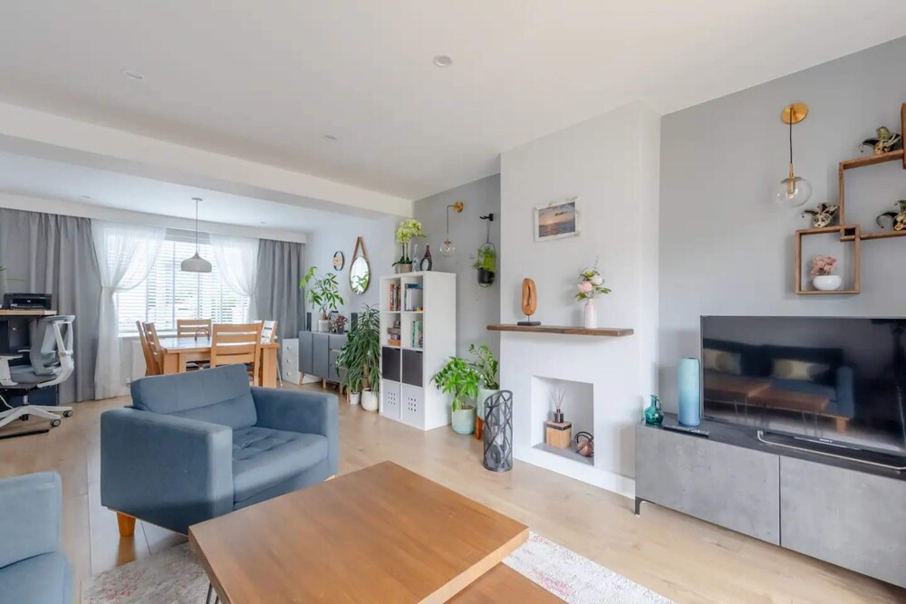 Modern & Spacious 3BD House - Canning Town
