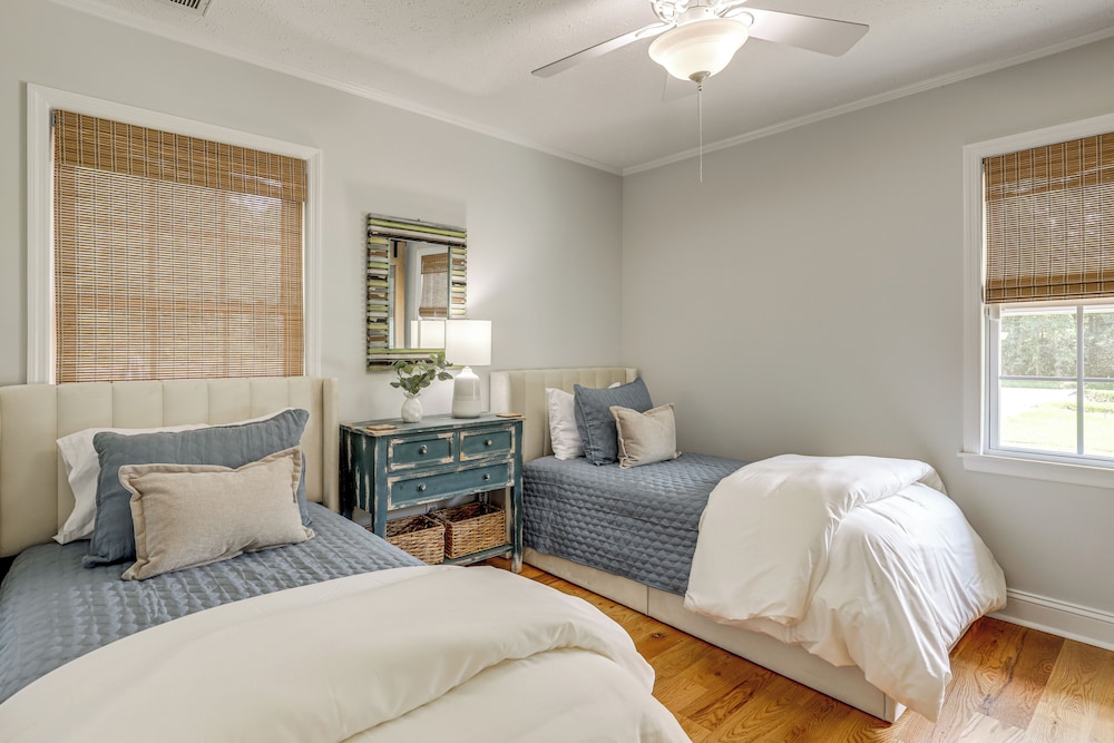 3 Mi to Beach: Pawleys Island Cottage