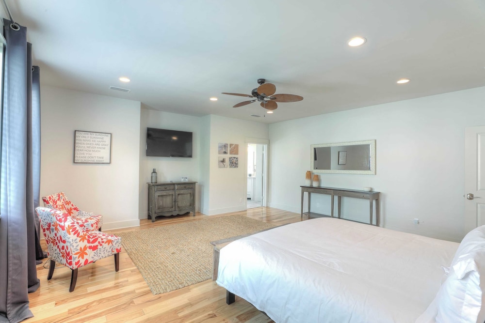Dunn Inn 2 by Avantstay Walk to Beach, Pool Access, Sleeps 17!
