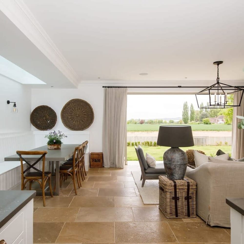Beautiful Oasis Near Waterfront