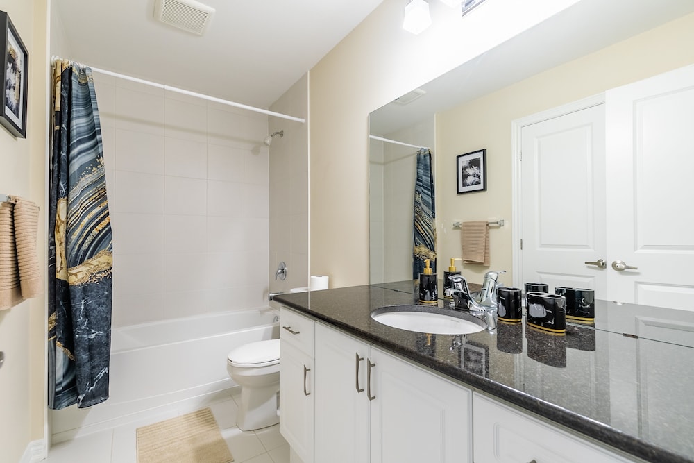 Modern 3BR 2BA Townhome in Lakeshore