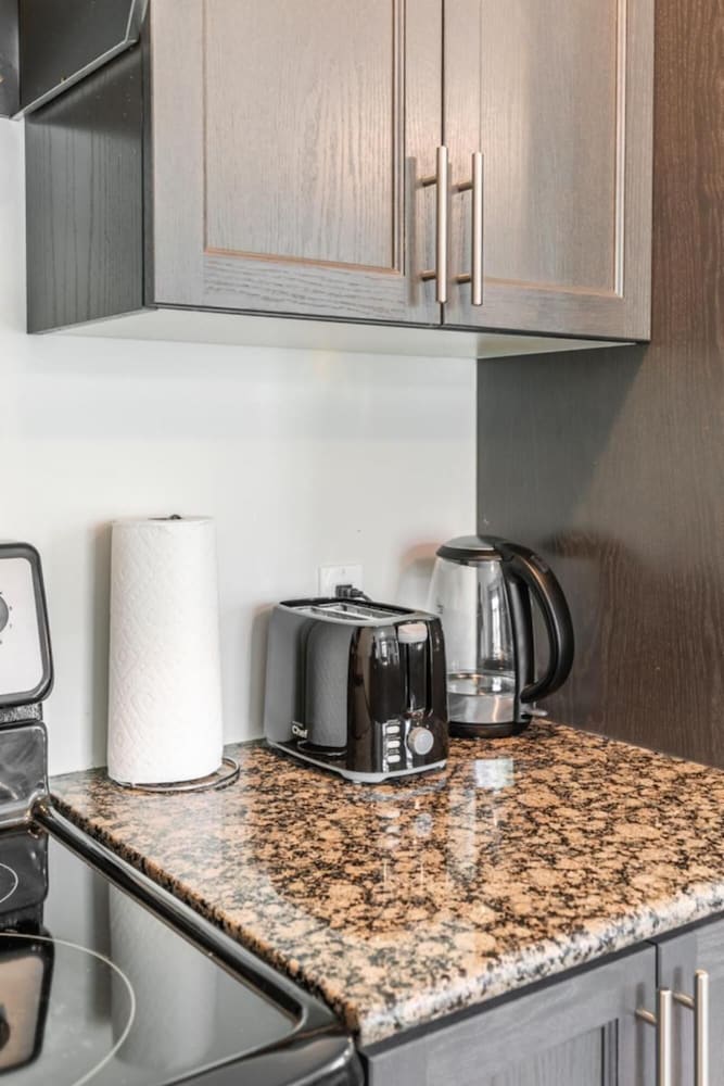 Lakeshore 3BR 2 5BA Townhome 1 min to the Beach - Image 2