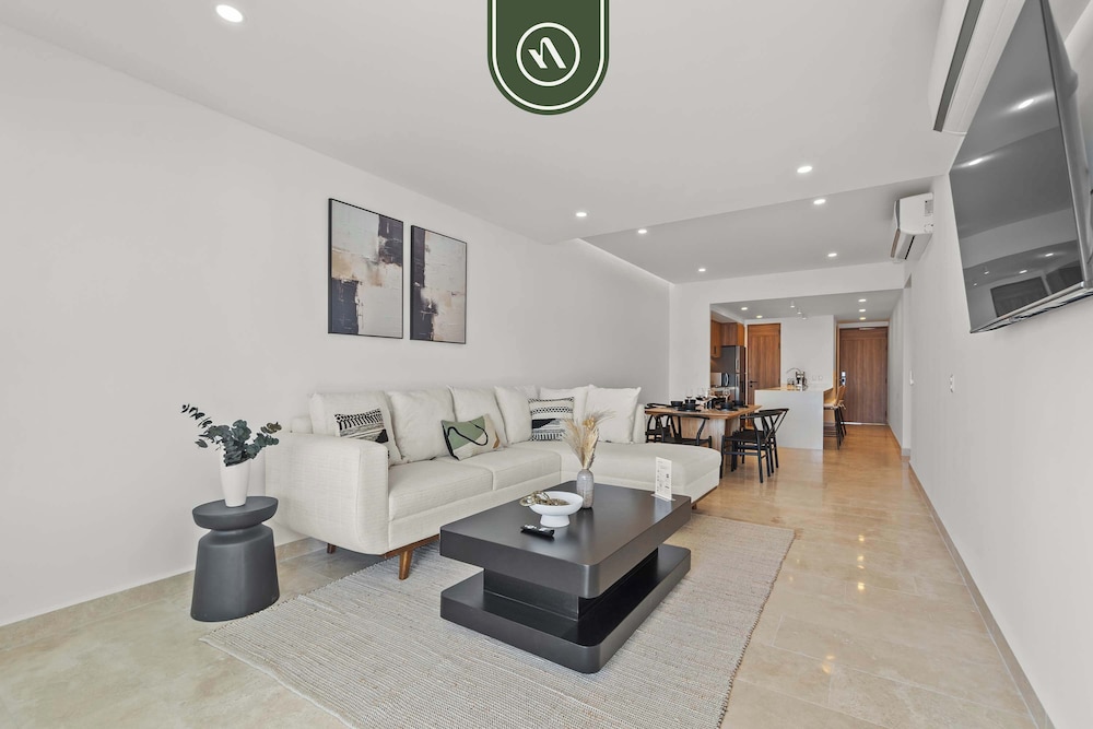 New Oceanfront 2 BR Condo - Gym - Beach - Pool