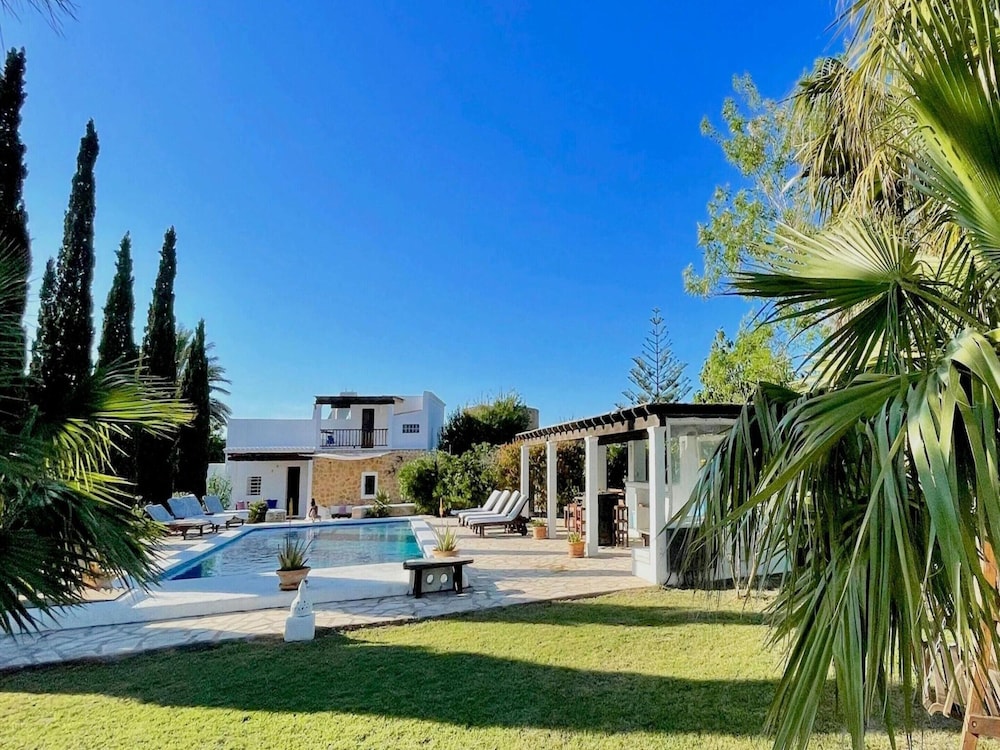 Holiday Home Near Stunning Beaches