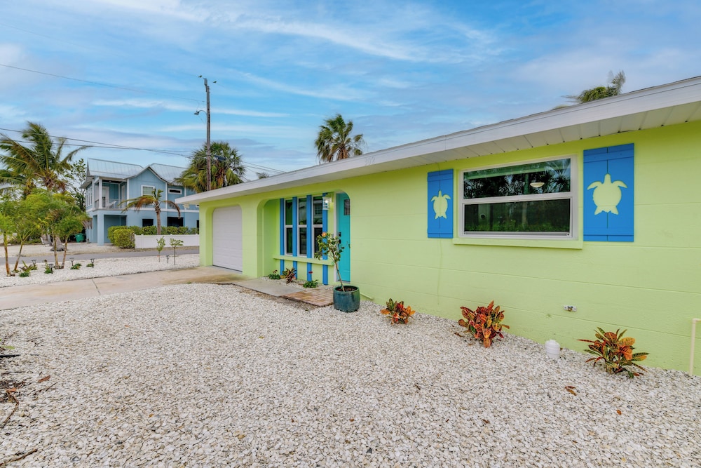 2 Blocks to Beach: Tropical Retreat in Anna Maria