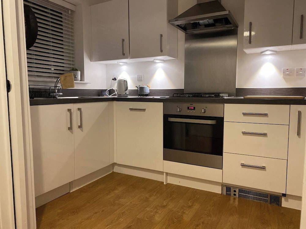 House-sleeps3-parking-garden-petfriendly