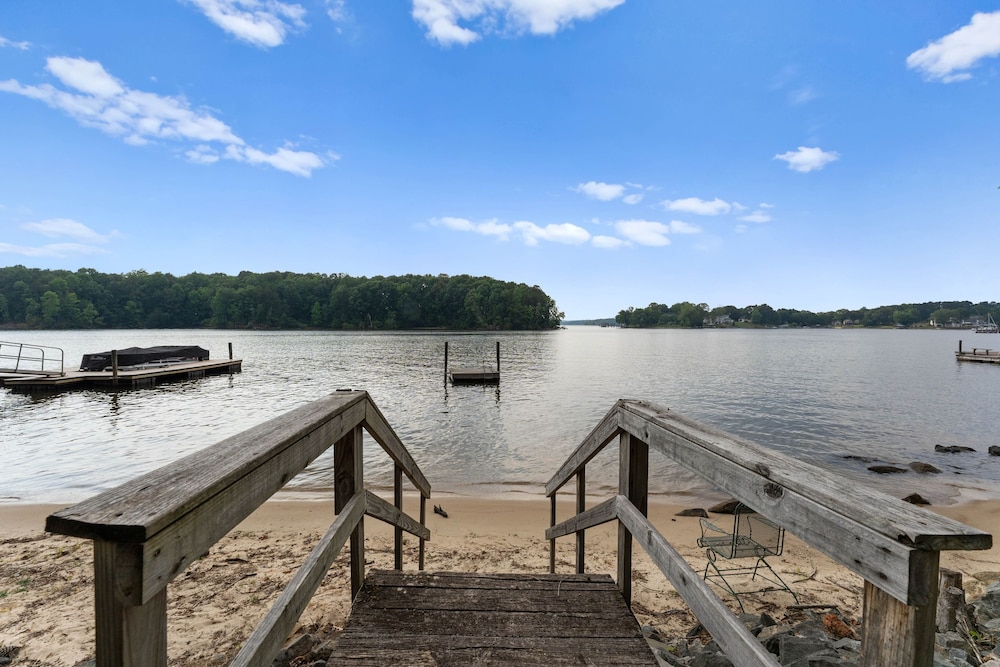 Water Break at the Lake by Avantstay Lakefront Private Dock