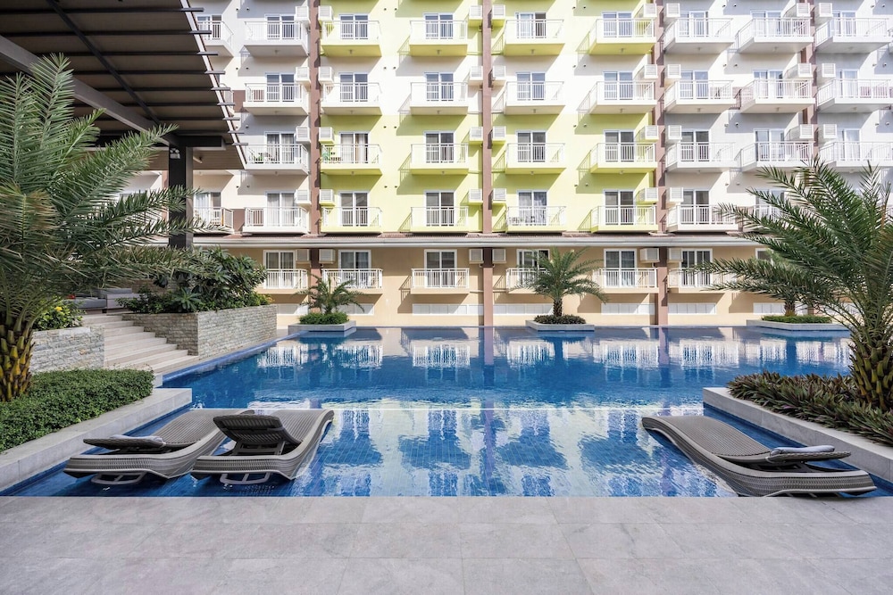 Stylish Condo 3-minutes to Airport, Poolview at Amani Grand Resort Residences