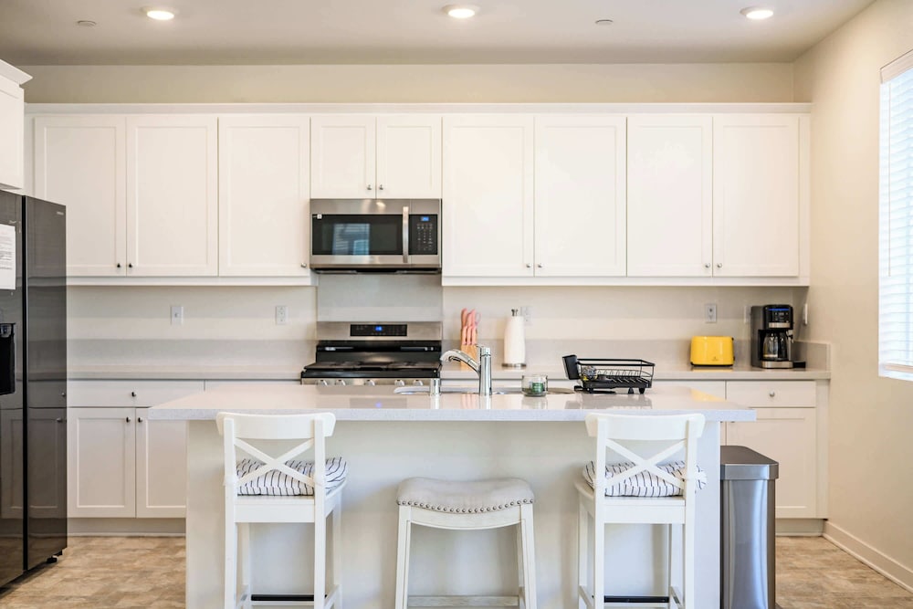 Sunny & Stylish Near LA 4BR Home w Desks & Lounge