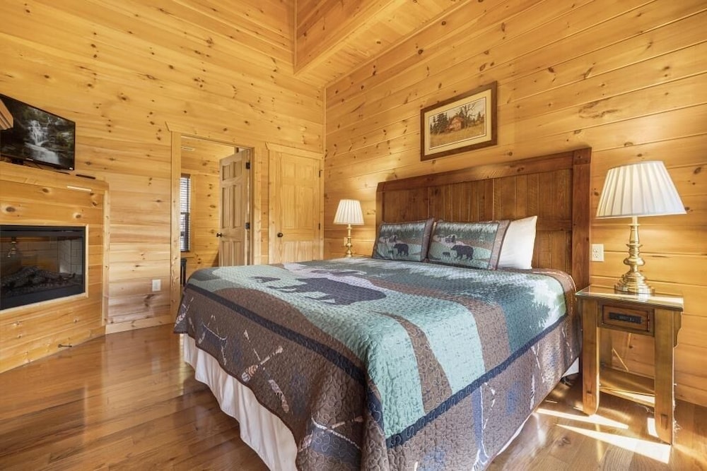 Eagle's Nest - 3 Bedrooms, 3.5 Baths, Sleeps 10 Home by RedAwning