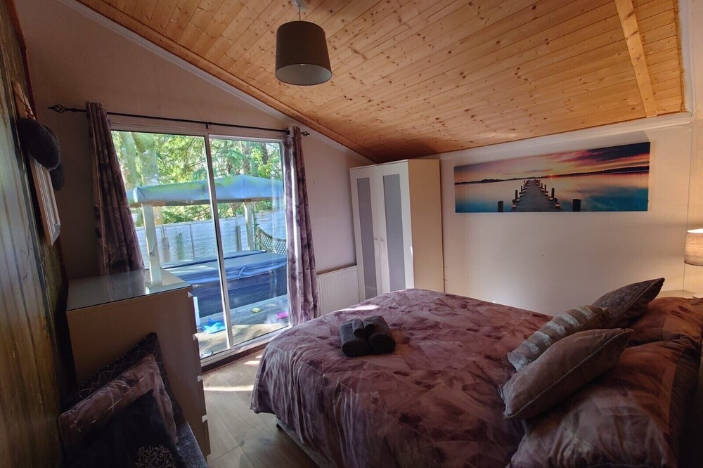 Wildwood Cabin - Sleeps 6, Hot Tub & Parking