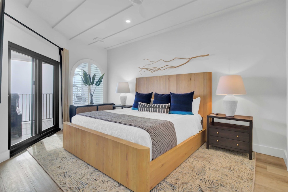516 Seascape Oceanfront Condo With Pool Access in Wild Dunes