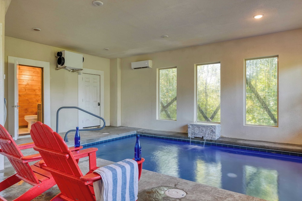 Indoor Pool, Theater, Hot Tub & Mountain Views Near Dollywood Crimson Crest by Avantstay