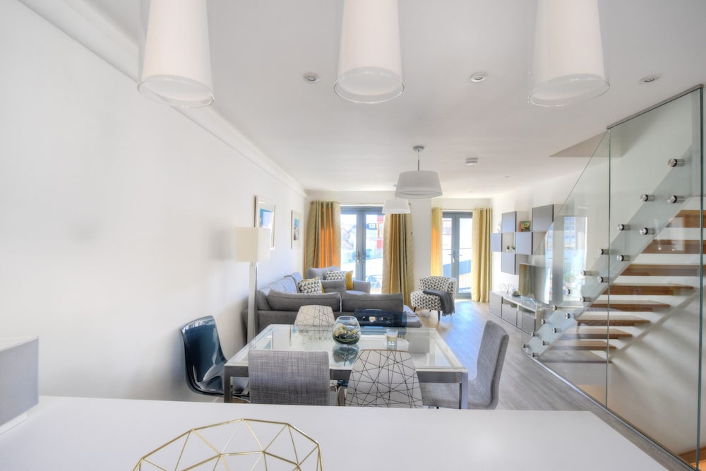 3 Grove Mews