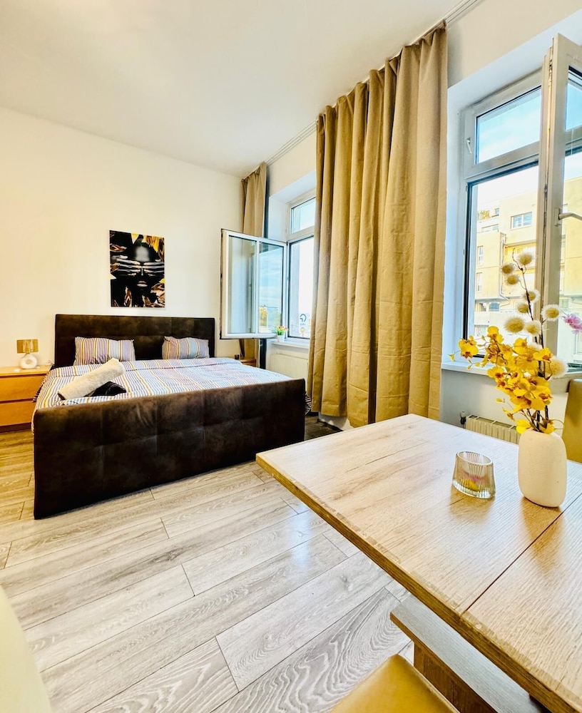 Bright 3BR Appt Steps from FAC Platz
