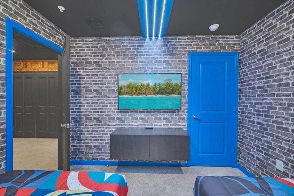Luxury Home With Splash Pool 5 Bed Townhome! 5 Bedroom Townhouse