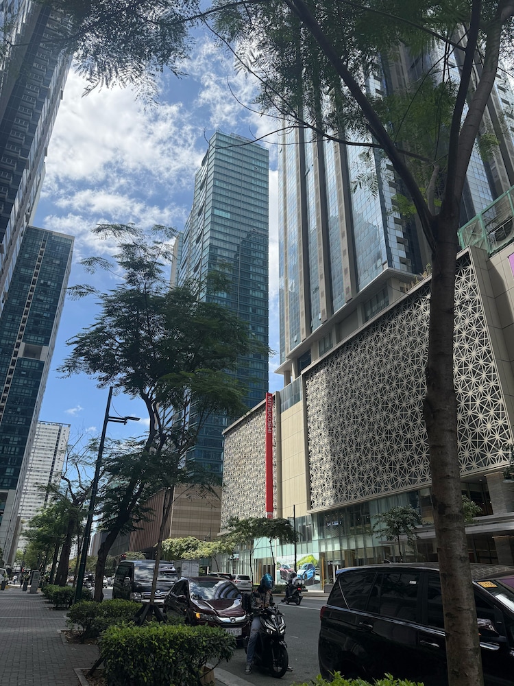 Uptown Parksuites Tower One