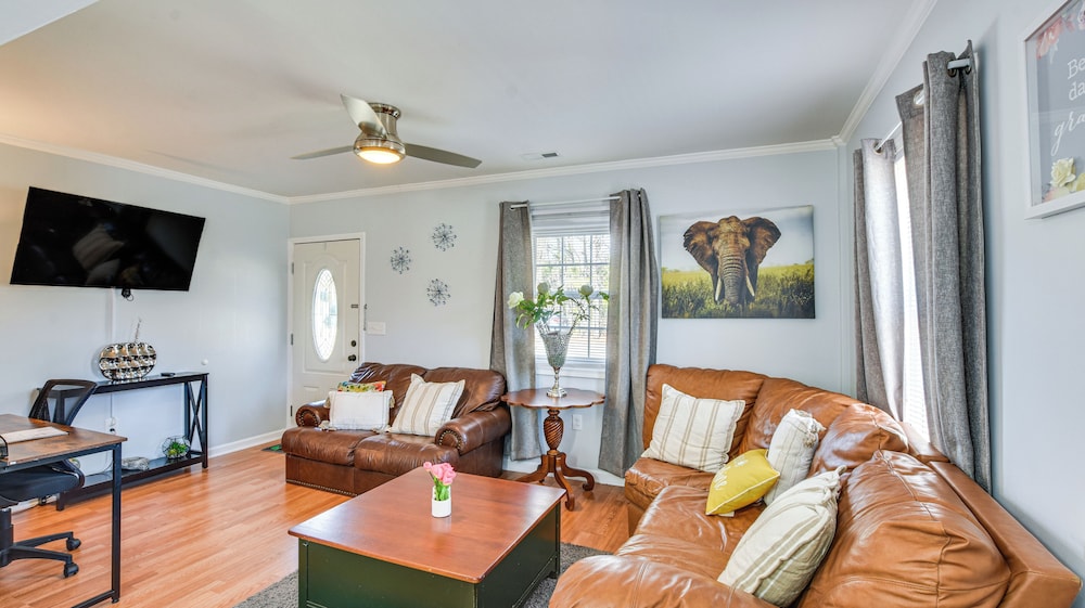 9 Mi to Downtown: Sanford Home w/ Hot Tub