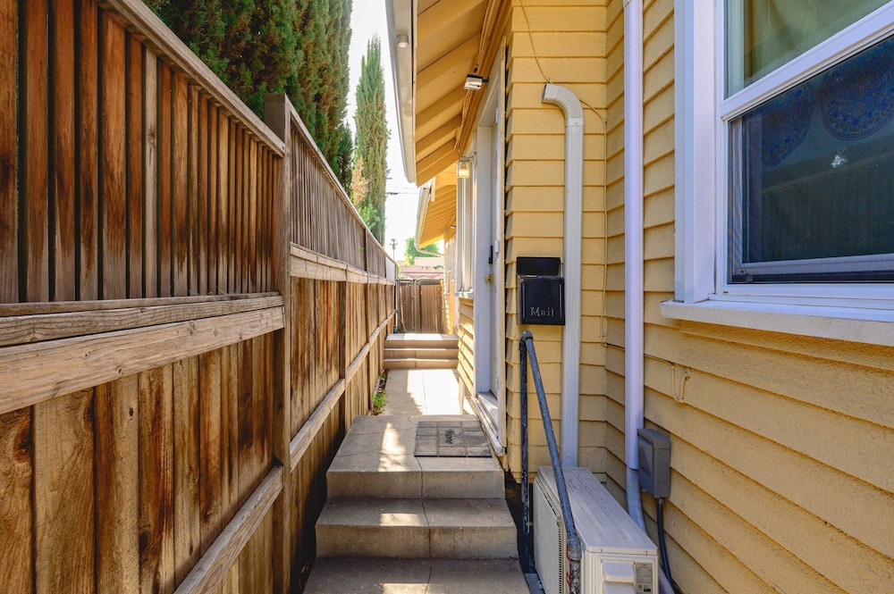 Comfortable Home Near LA With Full Kitchen Laundry