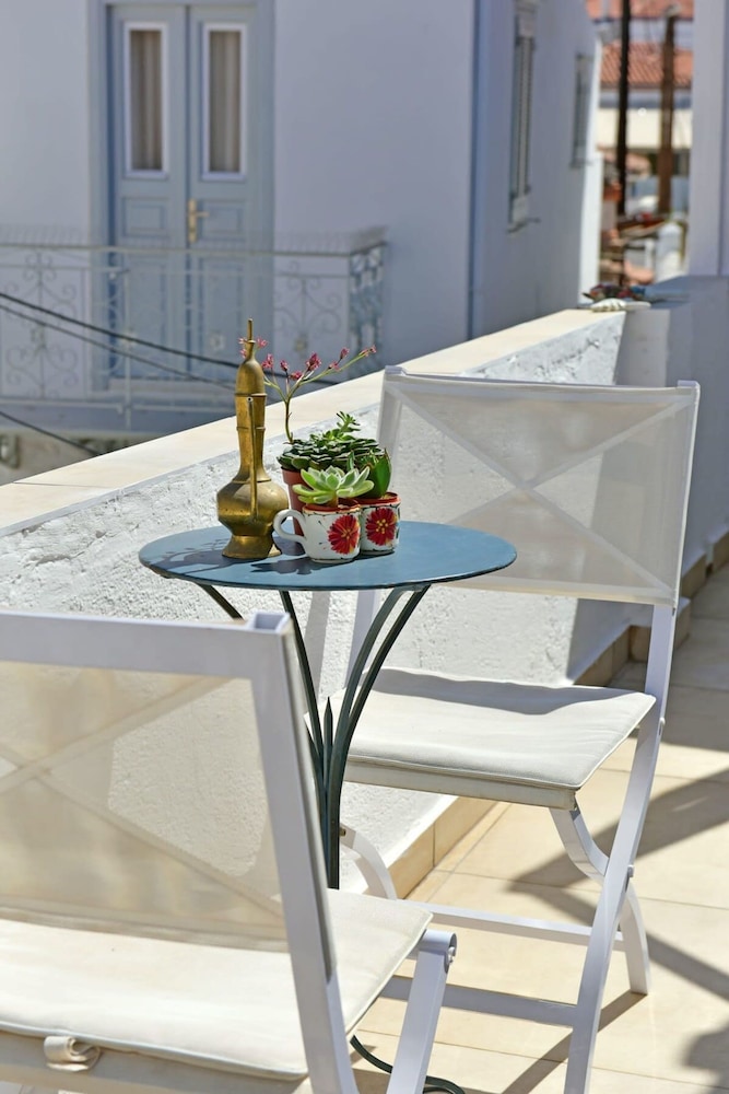 A Sea-licious Vacation - Chic Style in Hydra