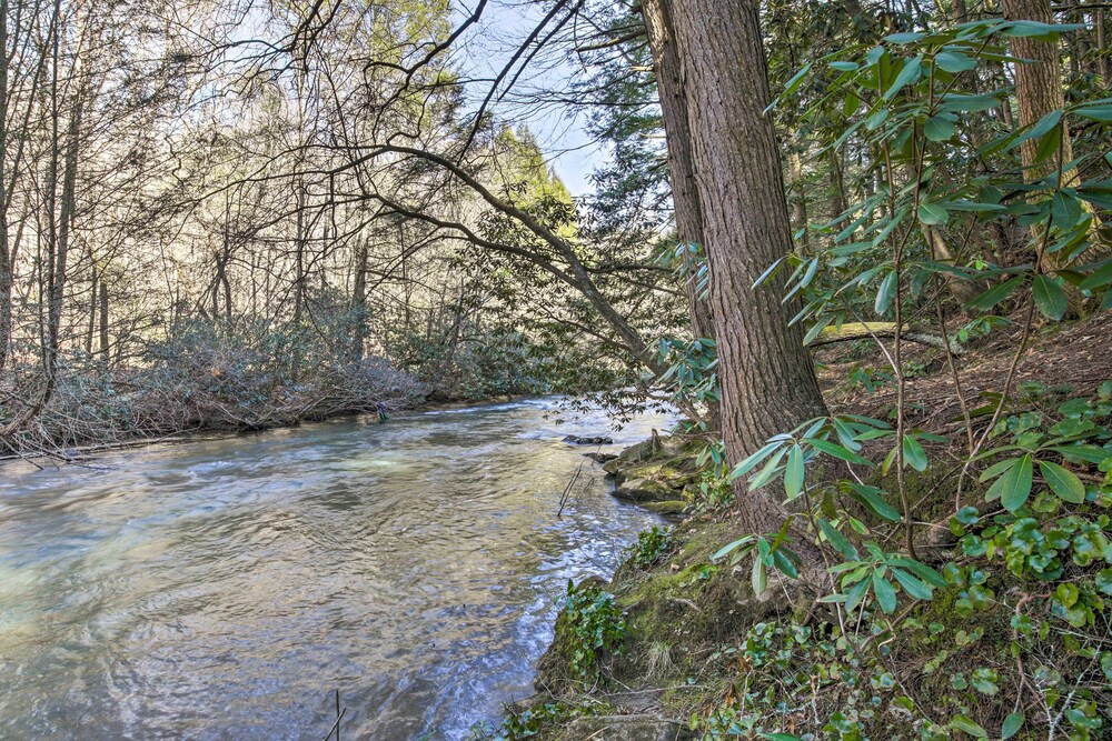 Luxe Fightingtown Creek Cabin: 2 King Suites & Spa view 4