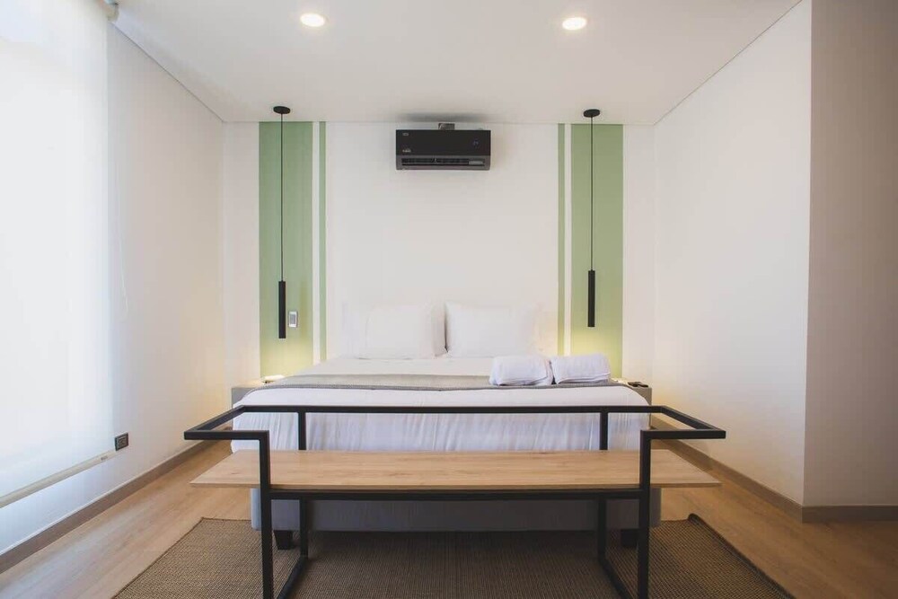 Cool 3 BR W/ Balcony in Laureles Medellín