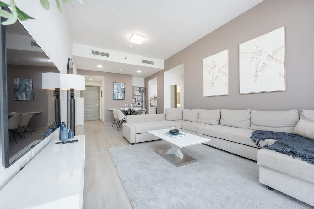 Sophisticated 1 Bedroom Apartment in Bloom Tower B