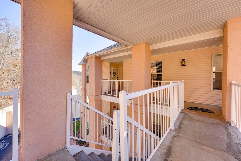 Updated Branson Condo w/ Lake Taneycomo Views!