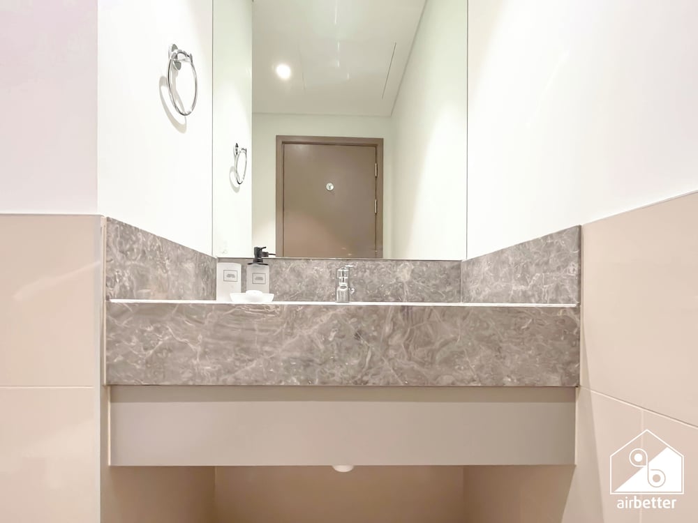 Skyline Elegance Fountain View 3BR in Downtown