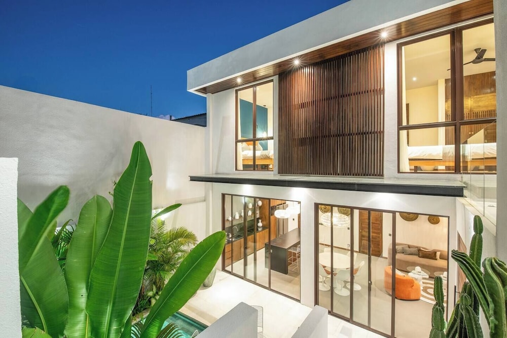 Modern 3BR Villa Enclosed Living