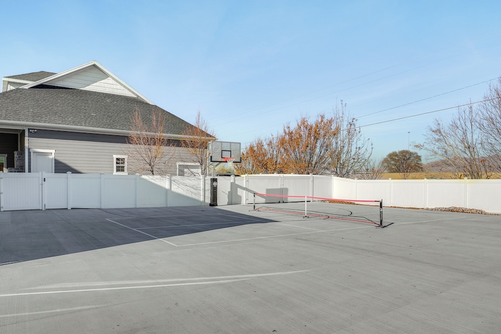 Private Pool & Hot Tub: Luxe Unit Near UTA Train!