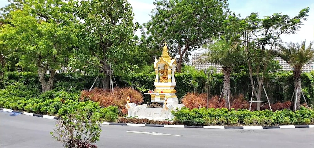 Private Swim Up Pool Apartment on Jomtien Beach Pattaya