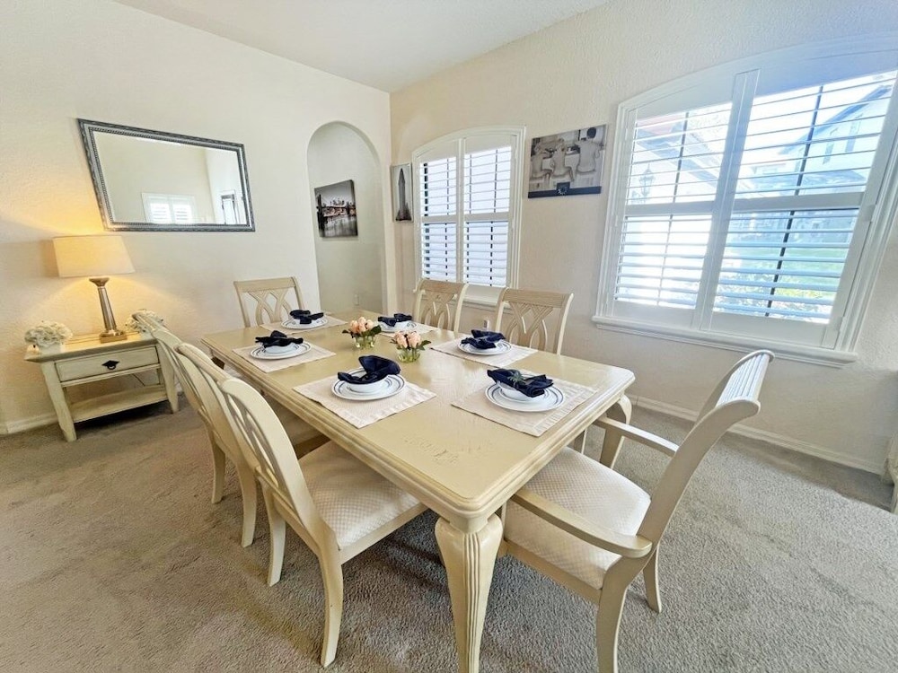 The White House 4 Bedroom Home