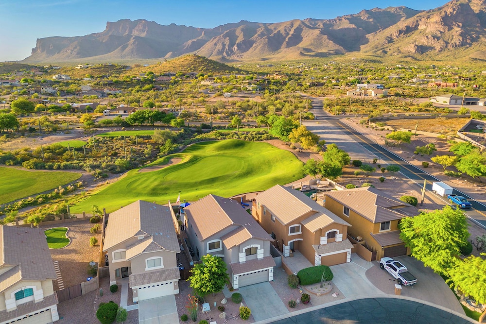 Gold Canyon Golfer's Getaway w/ Scenic Views!