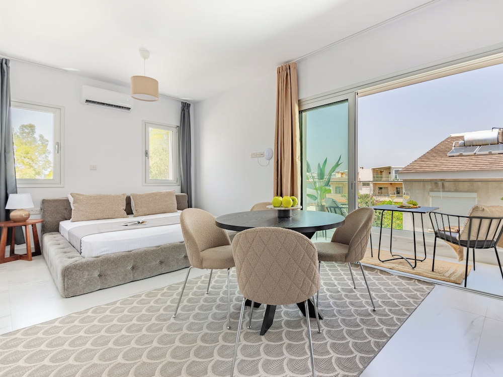 Sanders Cruise - Elegant Studio Apt With Balcony