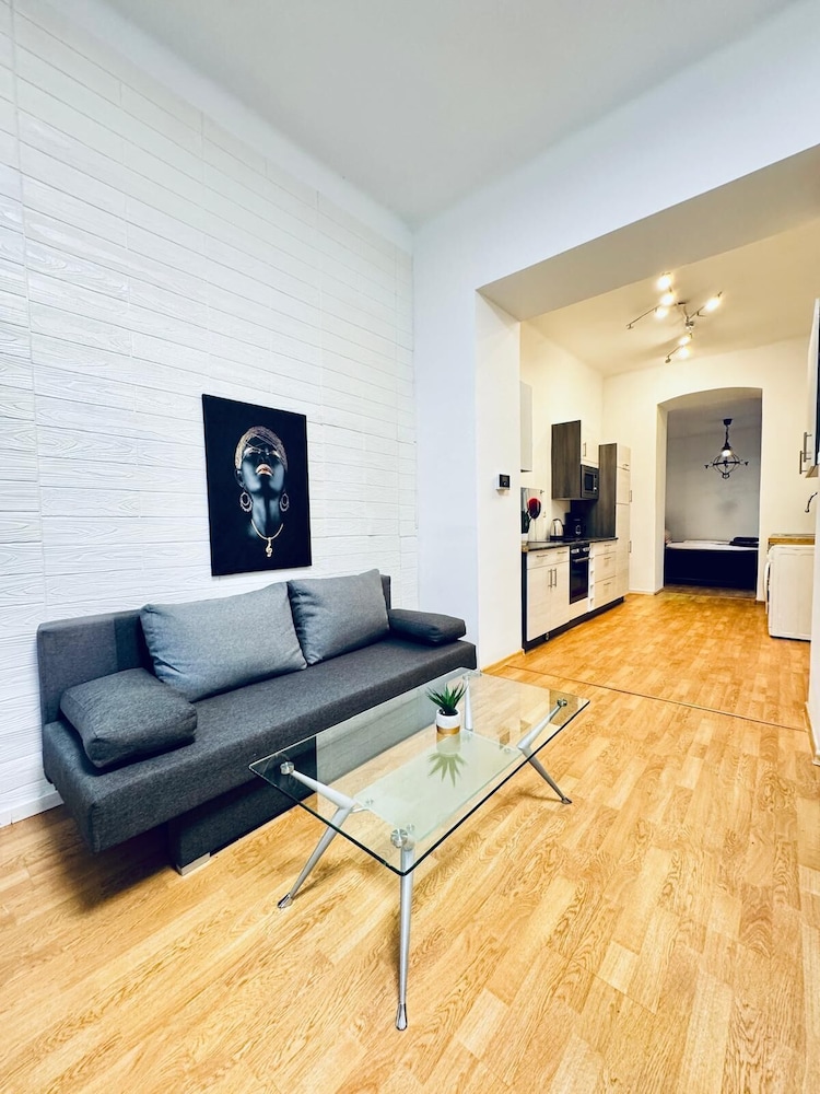 Lovely 2BR for 5 Peaceful Central Stay