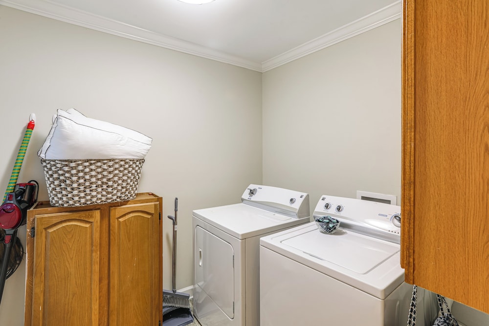 < 1 Mi to Ole Miss & The Grove! Charming Getaway