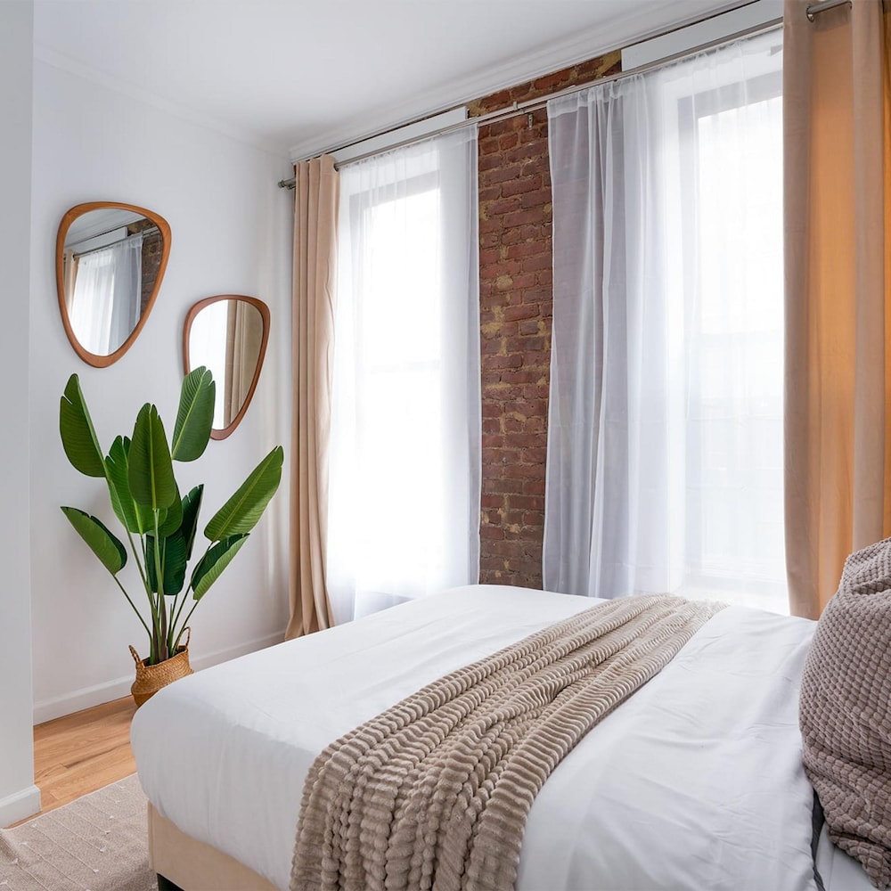 153-1g Newly Renovated 2BR Lower East Side