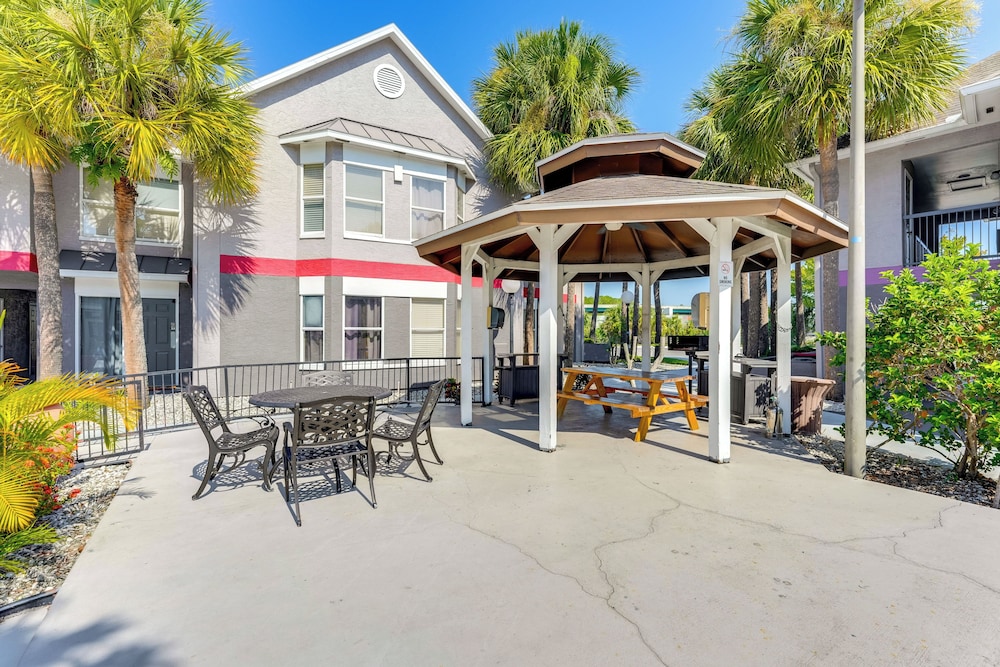 2 Mi to Disney & Old Town: Resort Condo w/ Perks