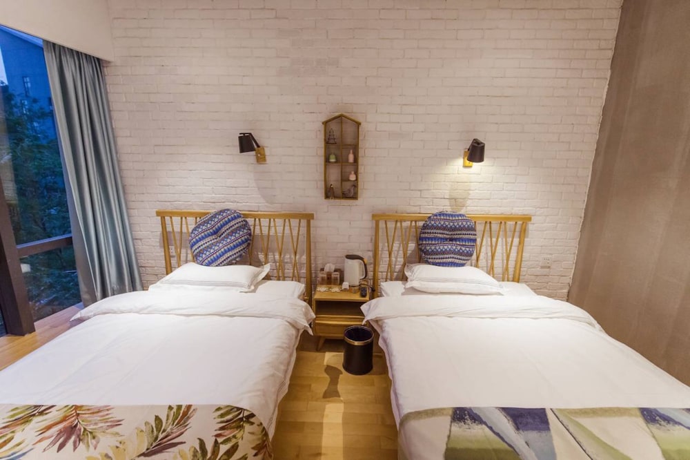 J Trip Youth Hostel