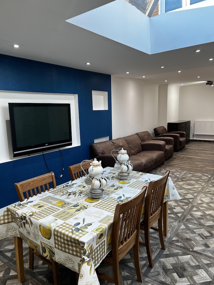Lovely 6-bed House in Windsor